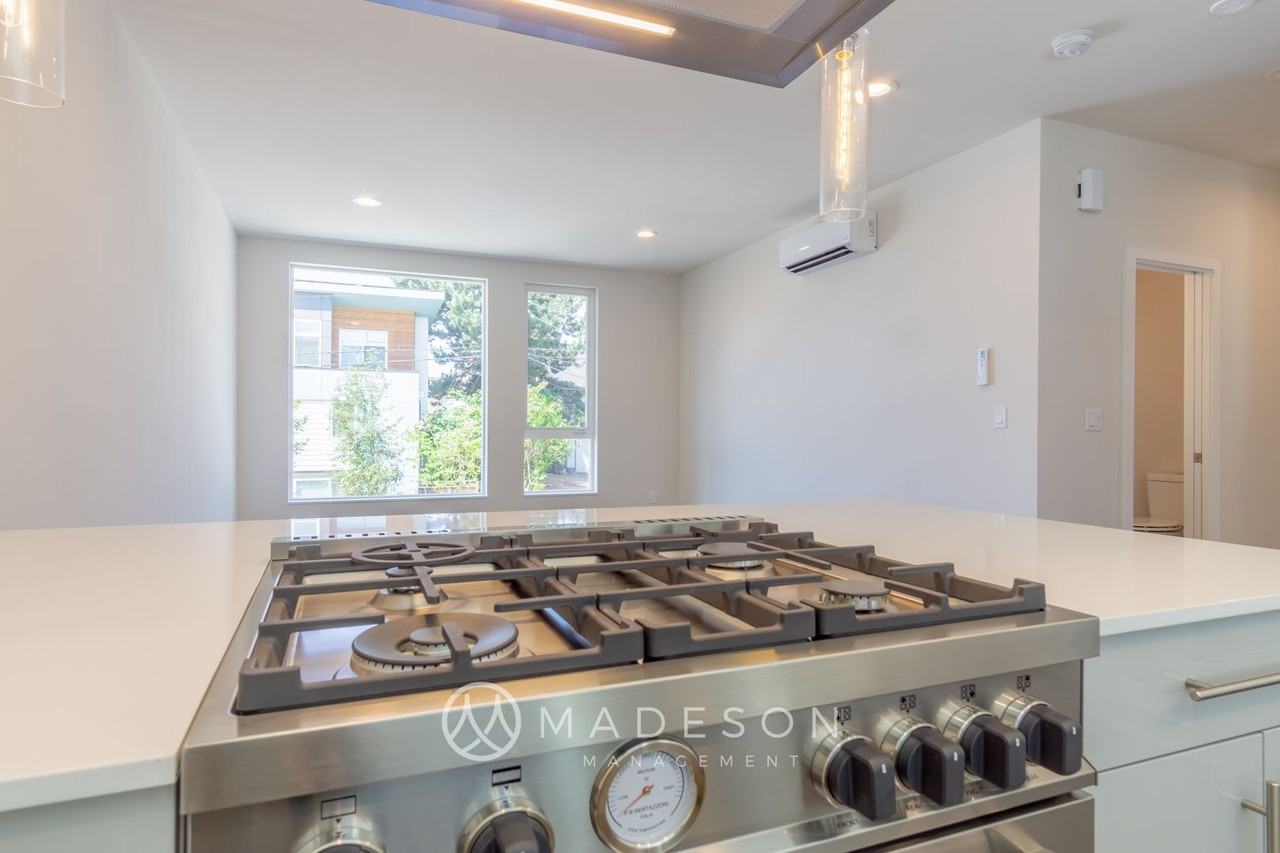 9730 Woodlawn Ave N #B - Photo 6 of 36