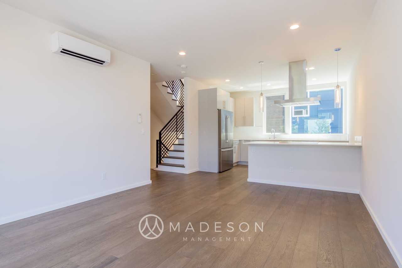 9730 Woodlawn Ave N #B - Photo 7 of 36