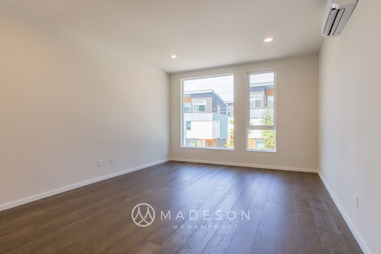 9730 Woodlawn Ave N #B - Photo 3 of 37