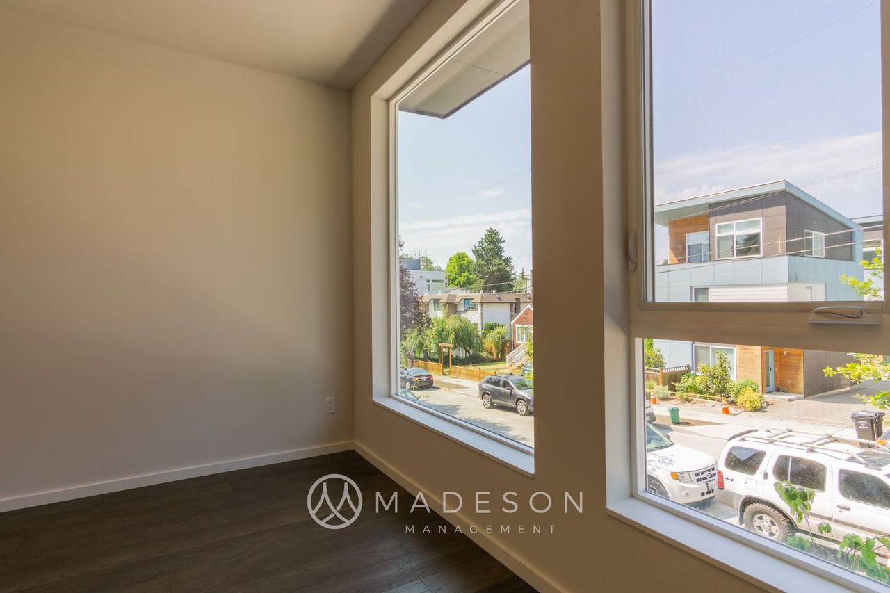 9730 Woodlawn Ave N #B - Photo 6 of 37