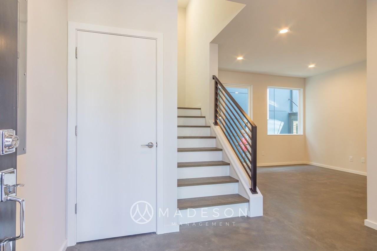 9730 Woodlawn Ave N #B - Photo 7 of 37