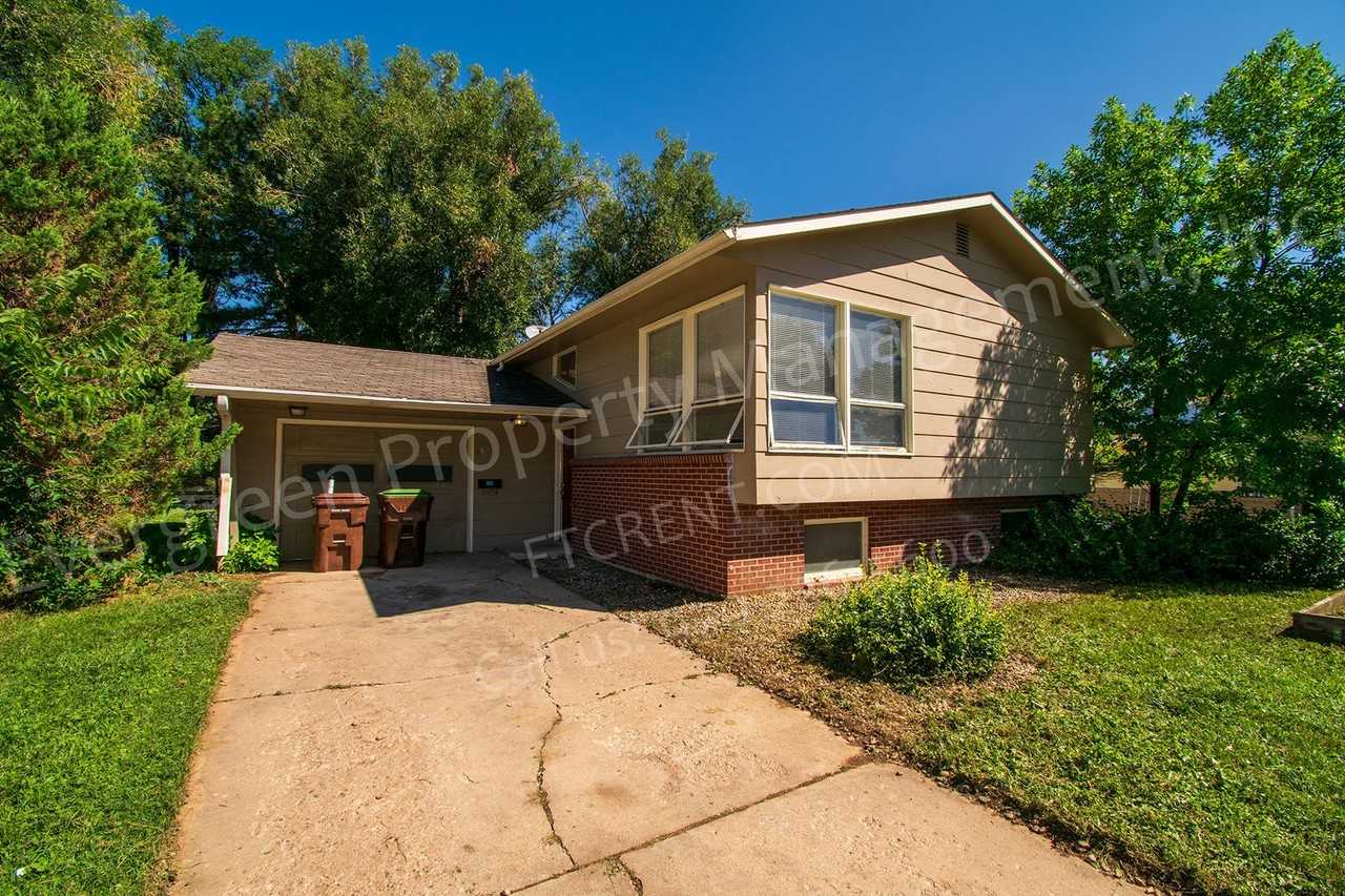 1916 Larkspur Dr