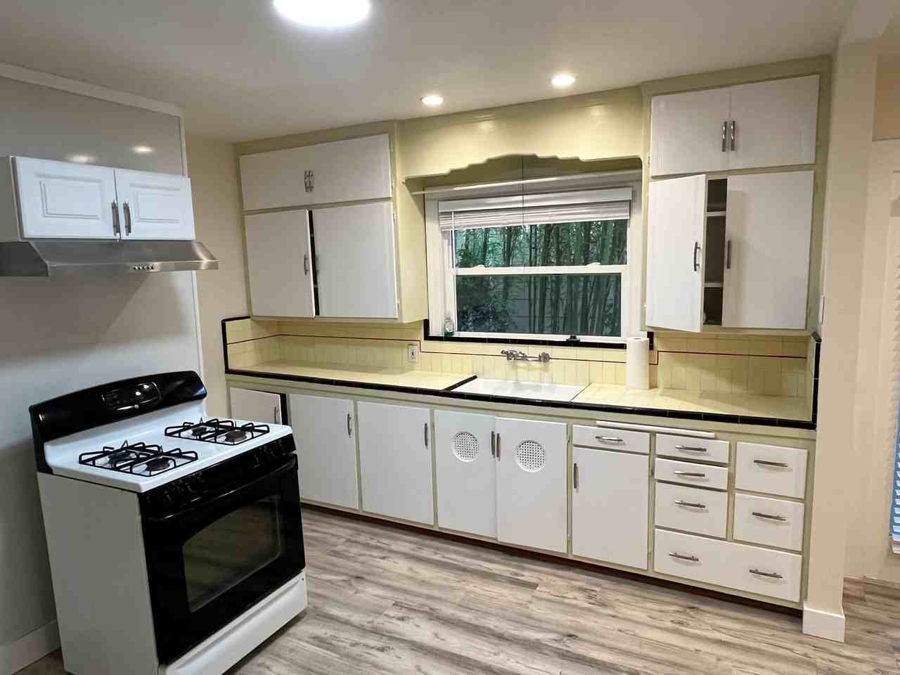1325 Flora St - Photo 2 of 22
