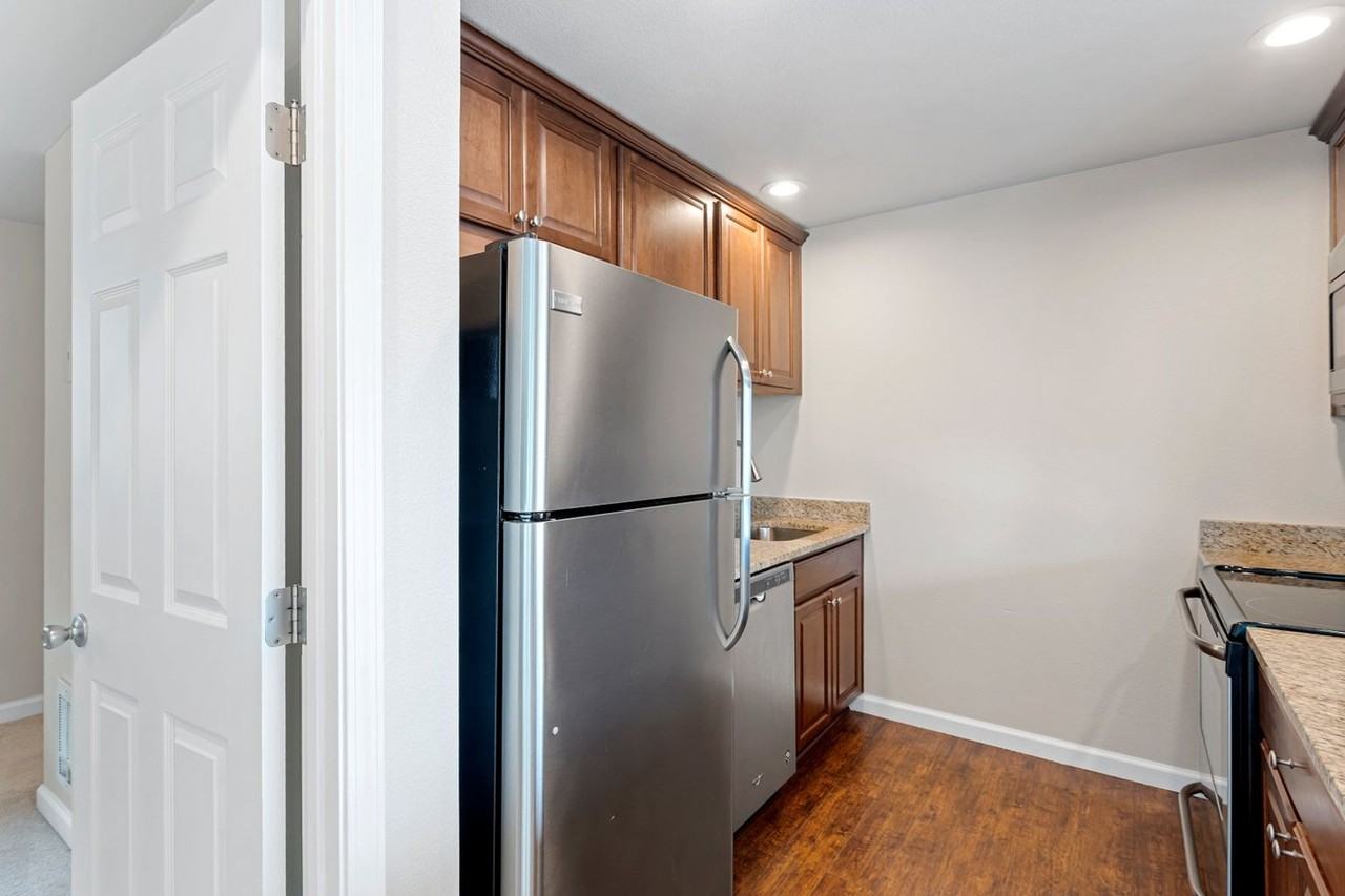 Bayshore Vista Apartments - Photo 4 of 21