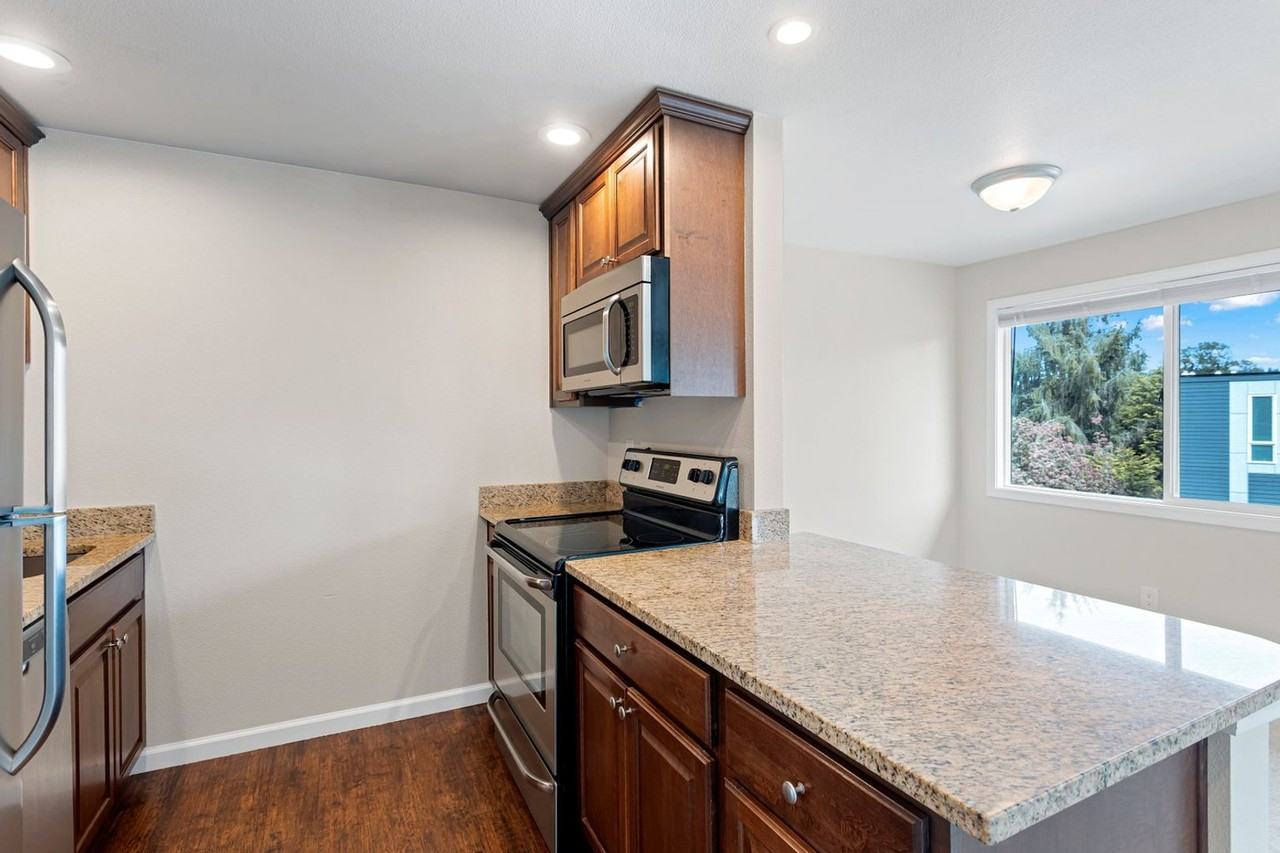 Bayshore Vista Apartments - Photo 2 of 21