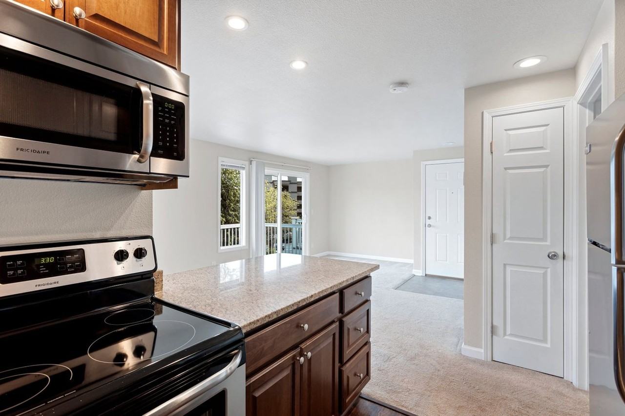 Bayshore Vista Apartments - Photo 3 of 21