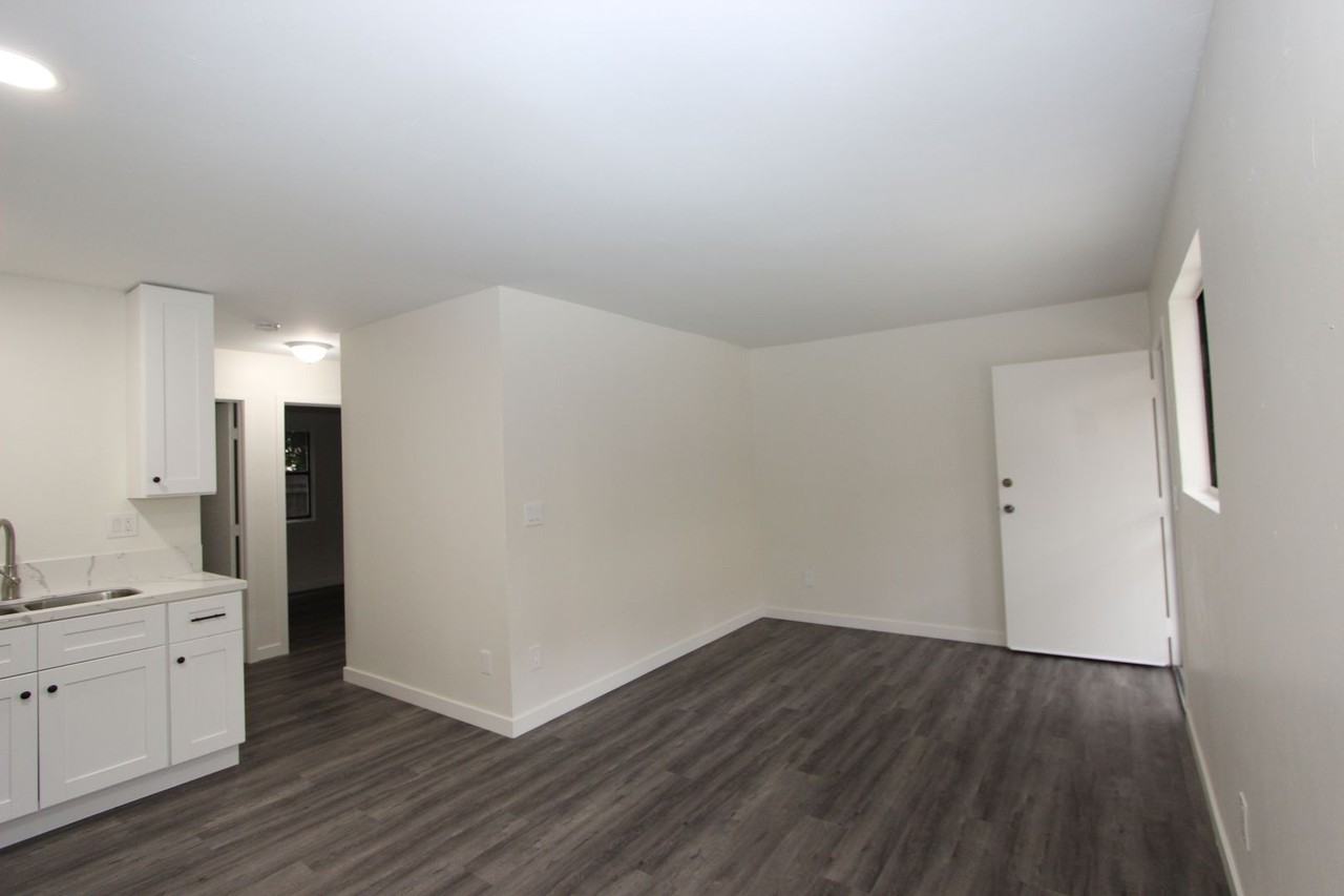 4546 60th St - Photo 3 of 12