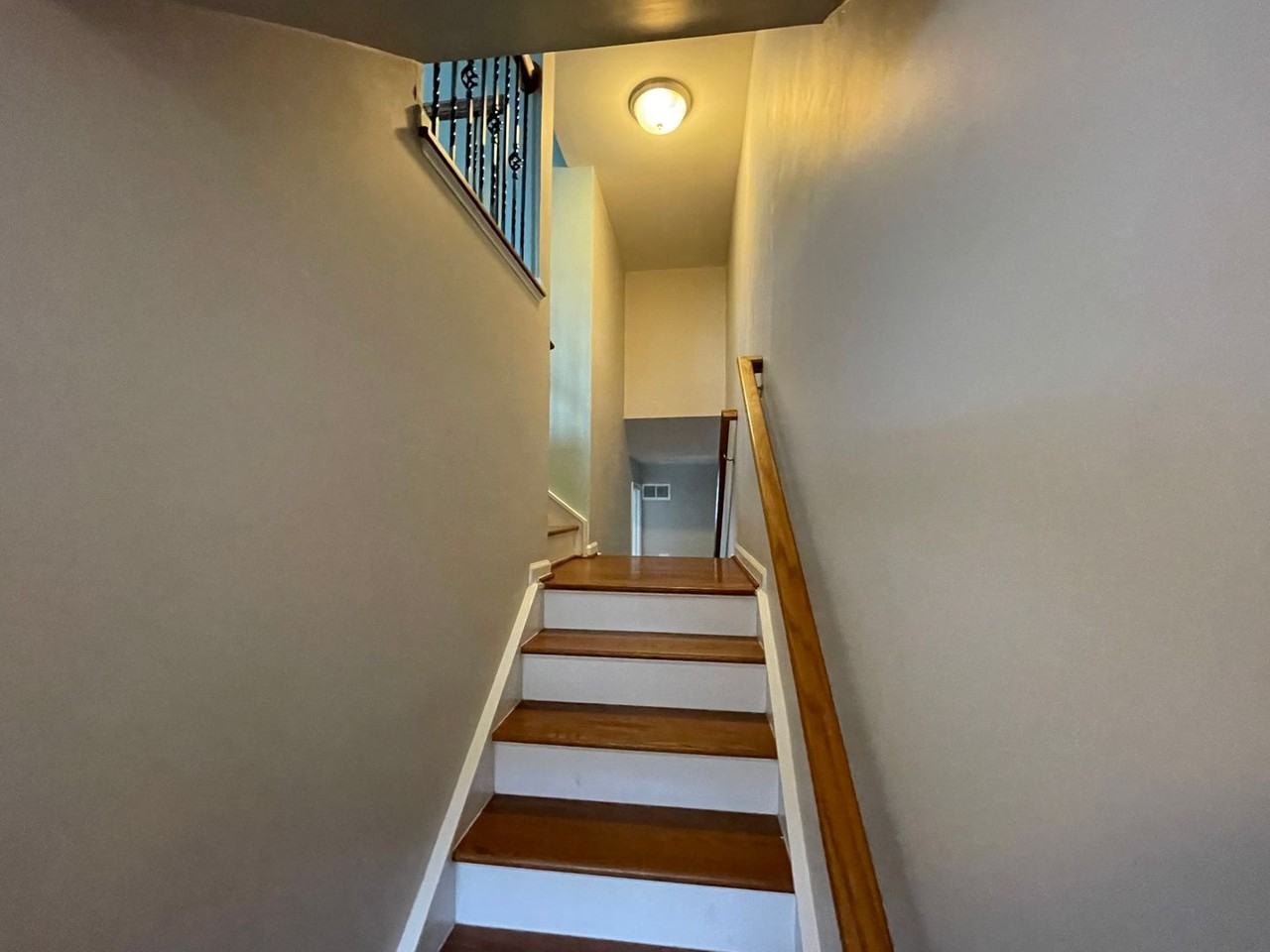 1302 Dickinson Ct - Photo 3 of 37