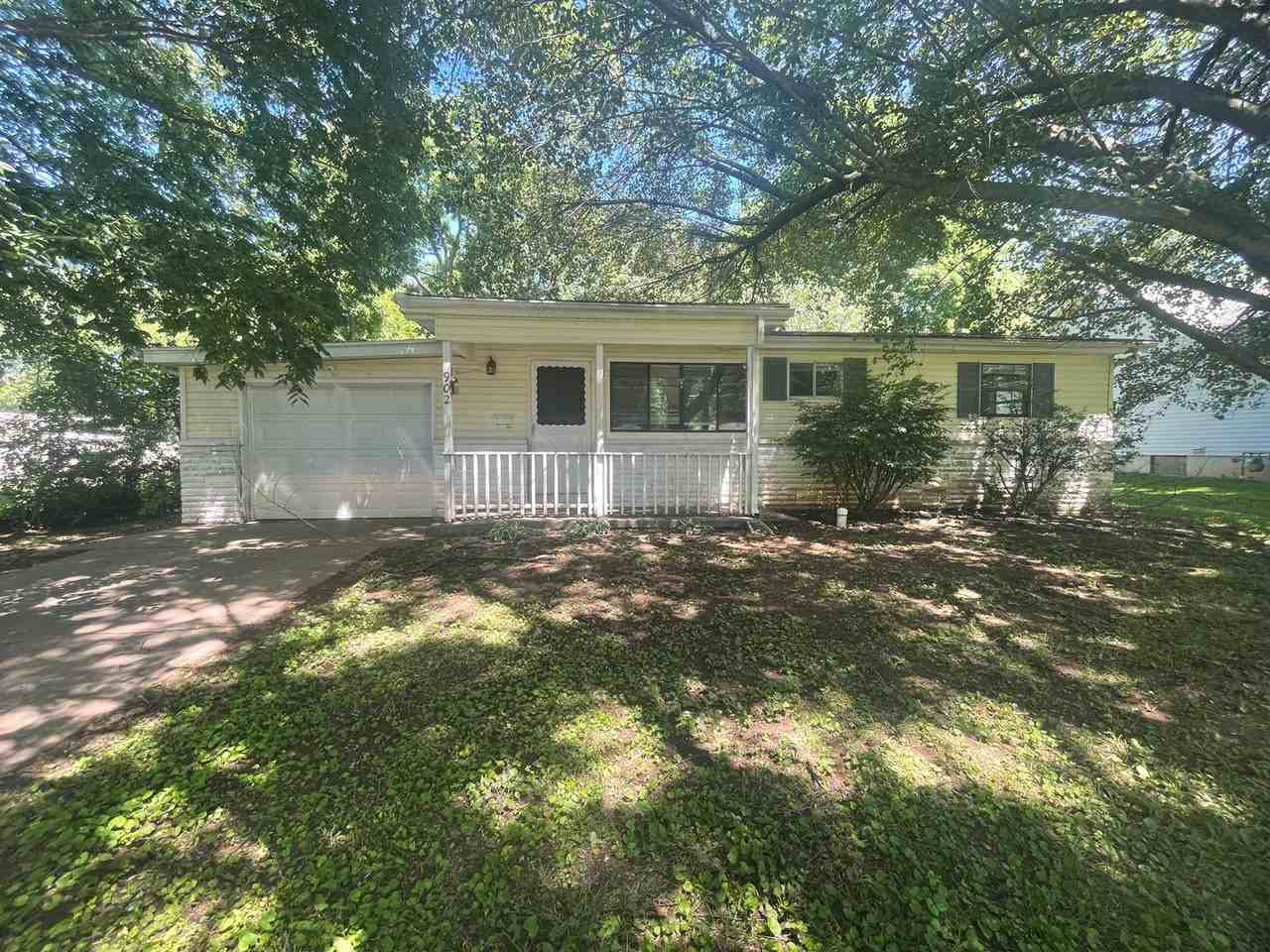 902 S Prince Ln - Photo 2 of 10