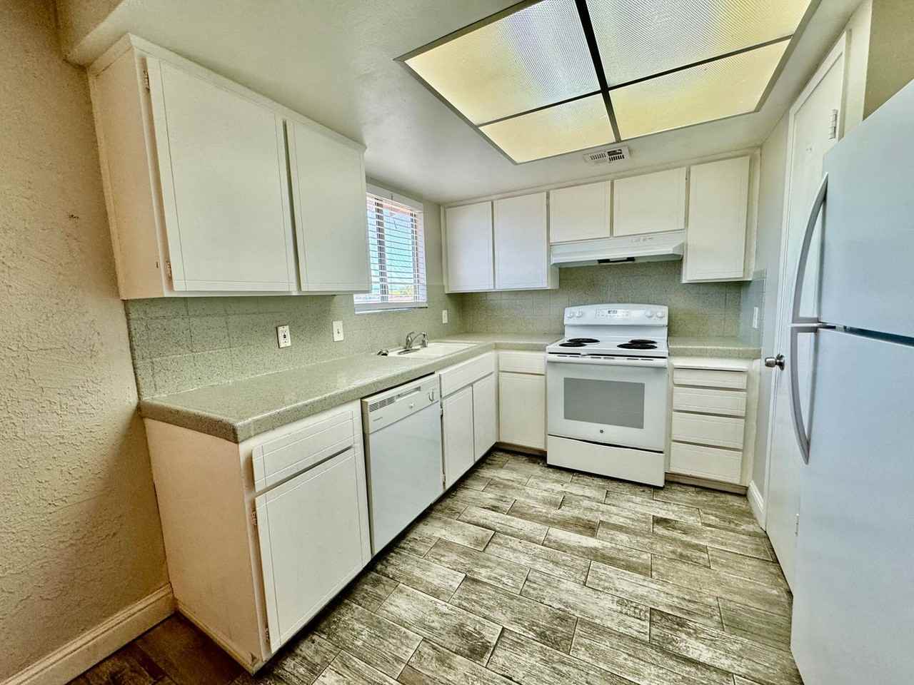 1533 E Austin Way - Photo 2 of 10