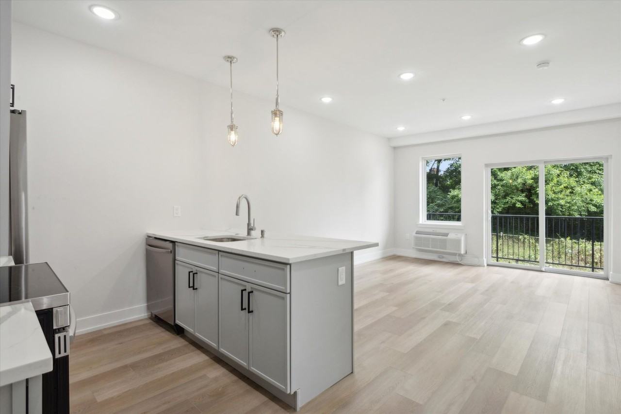 401 E Walnut Lane - Photo 2 of 50