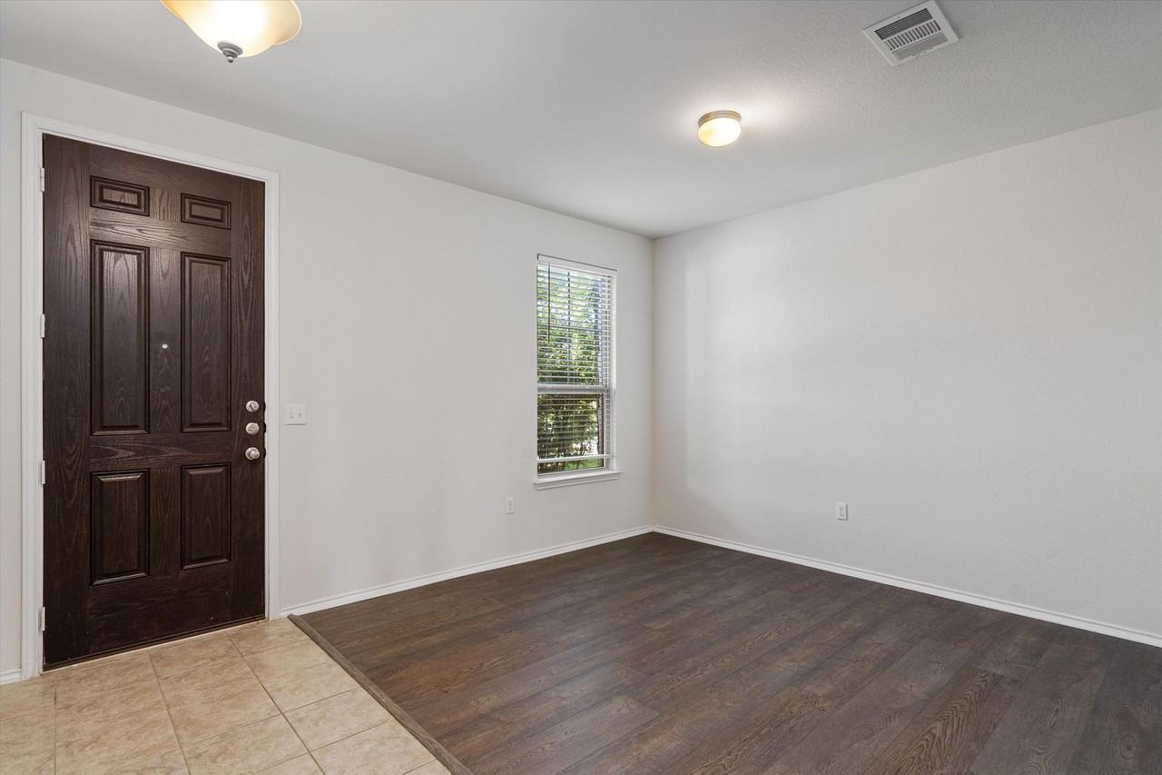 146 Russet Trl - Photo 4 of 37