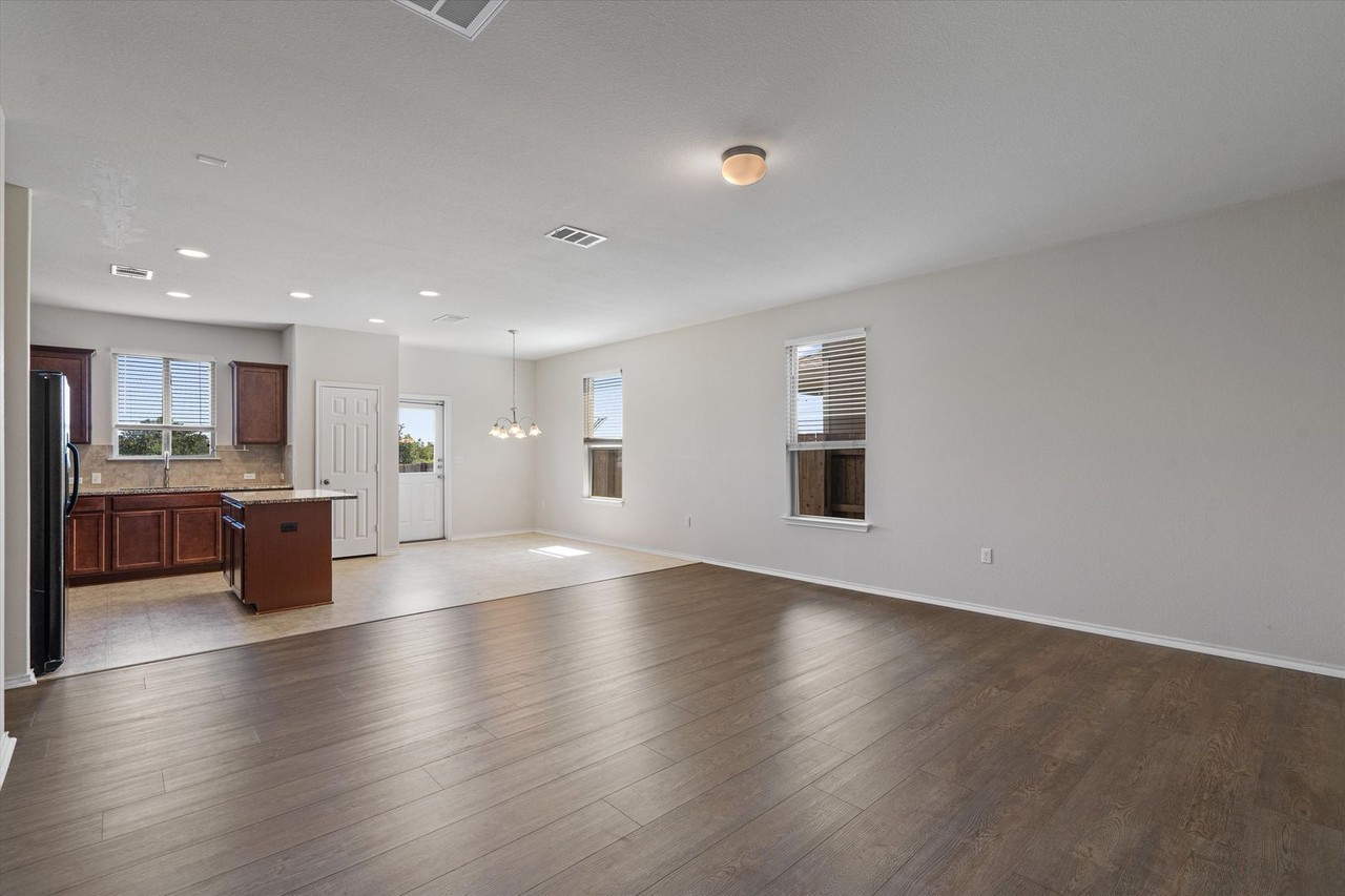 146 Russet Trl - Photo 6 of 37