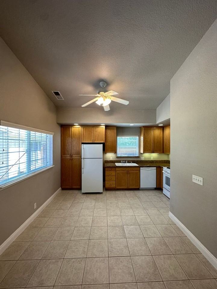 1120 Ivy St - Photo 3 of 16