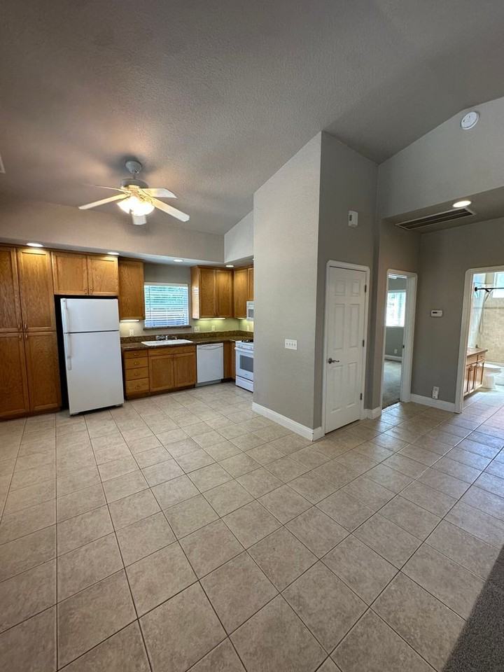 1120 Ivy St - Photo 4 of 16