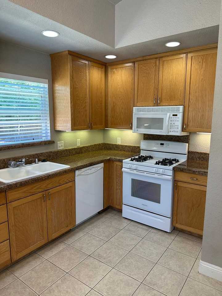 1120 Ivy St - Photo 5 of 16
