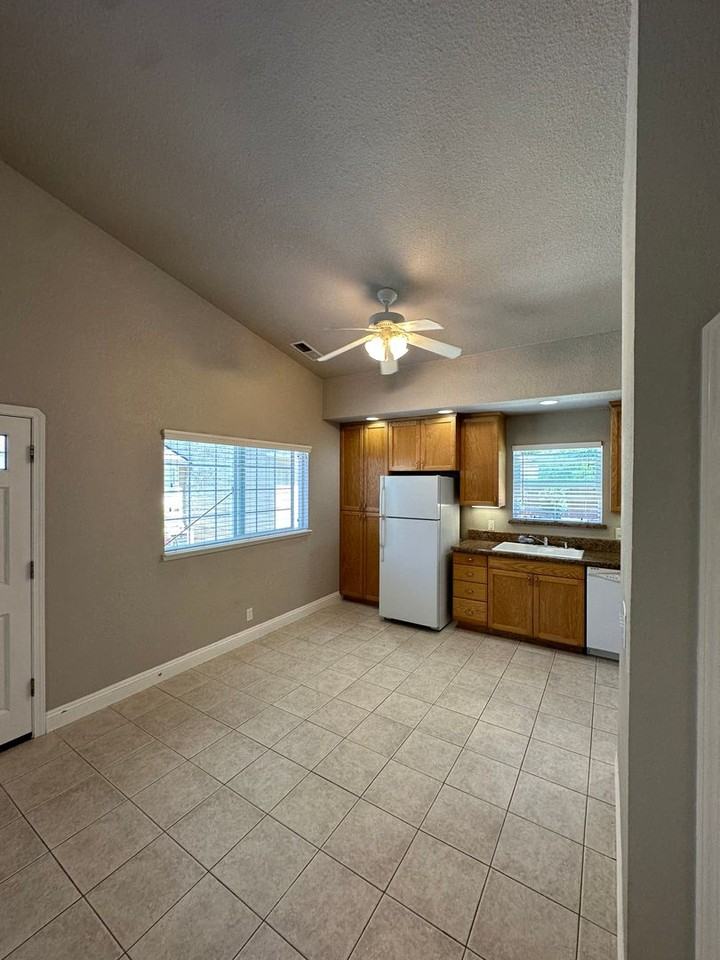 1120 Ivy St - Photo 7 of 16