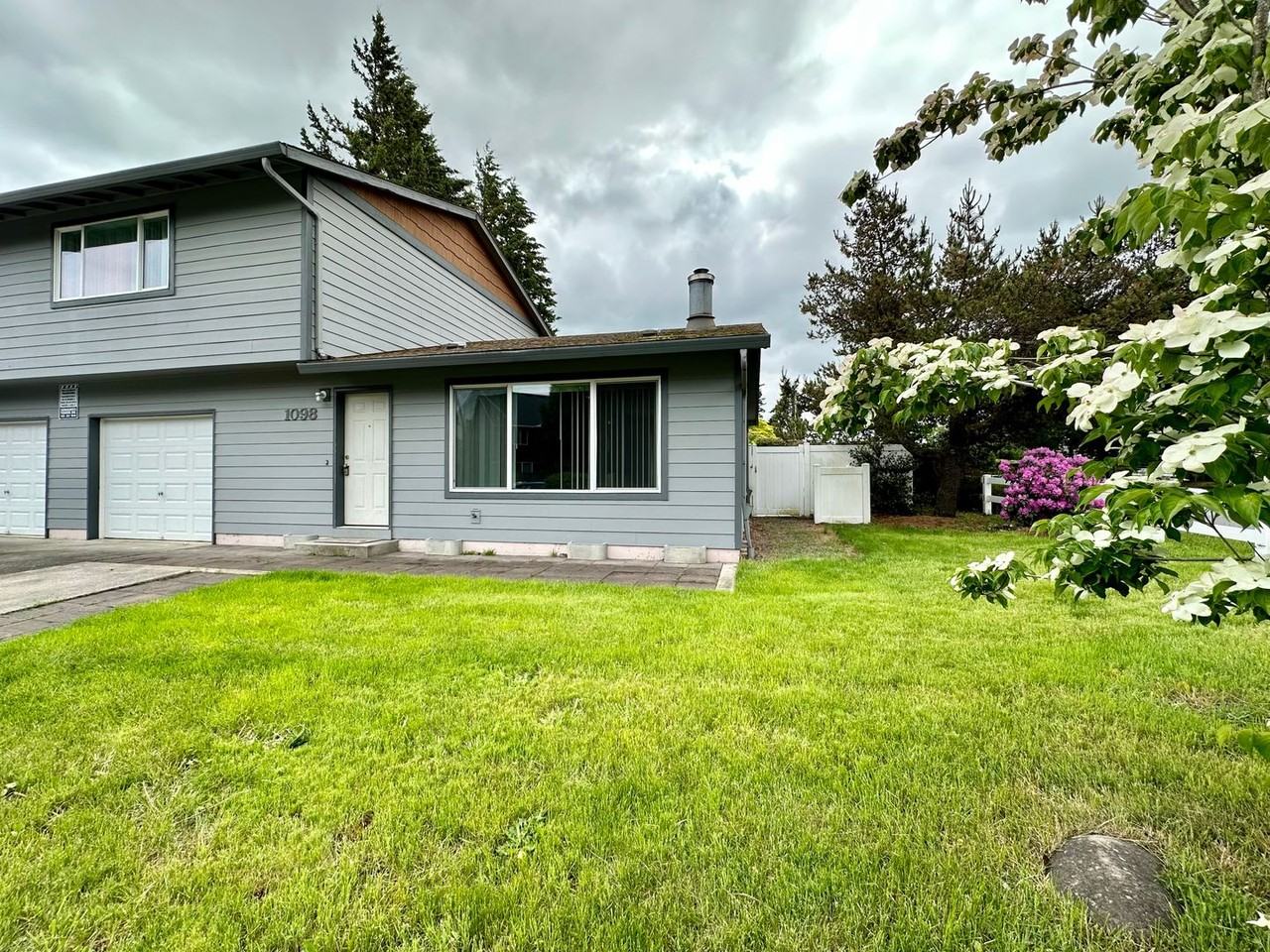 1098 Sw Hensley Rd - Photo 3 of 24