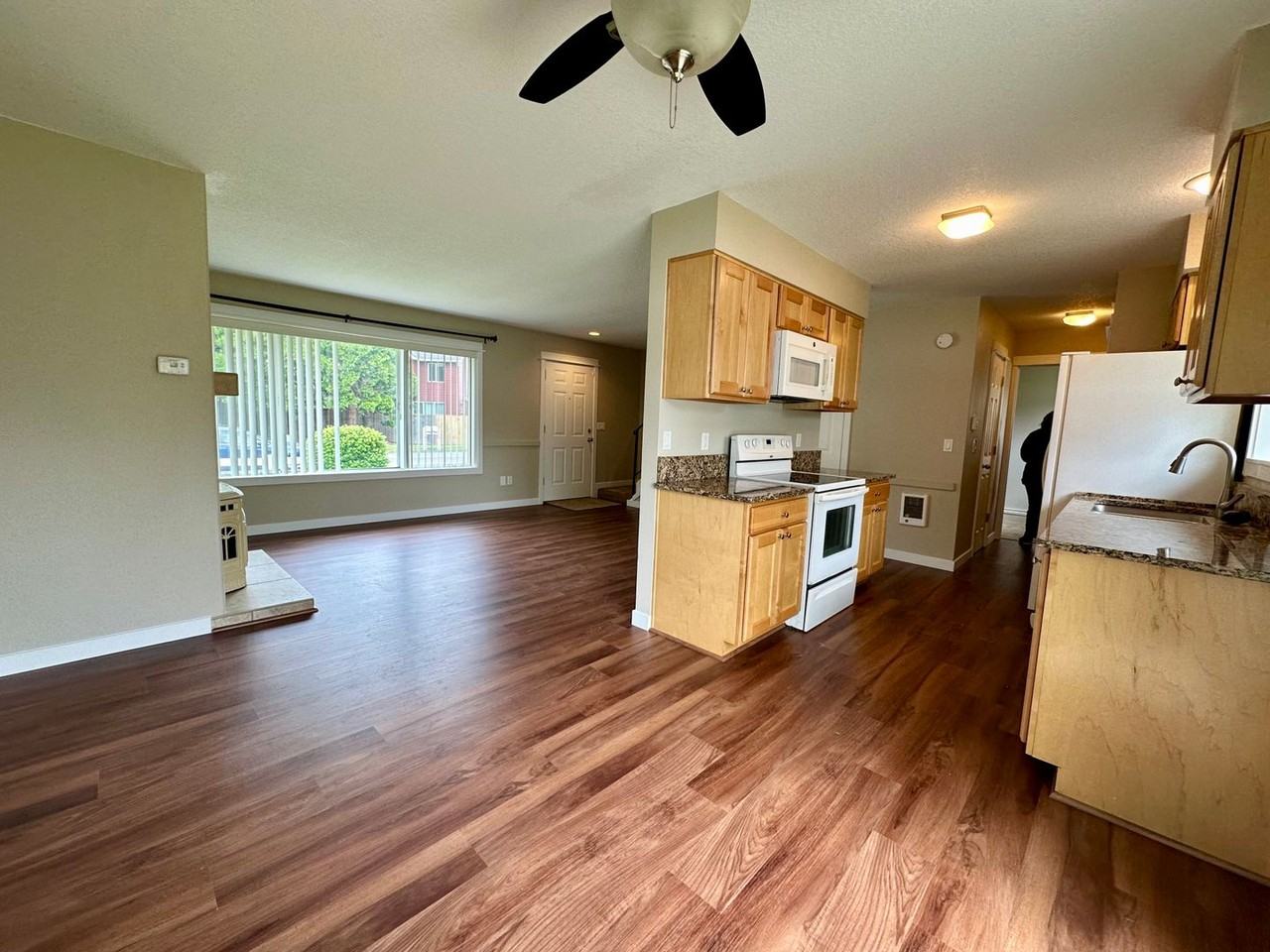 1098 Sw Hensley Rd - Photo 6 of 24