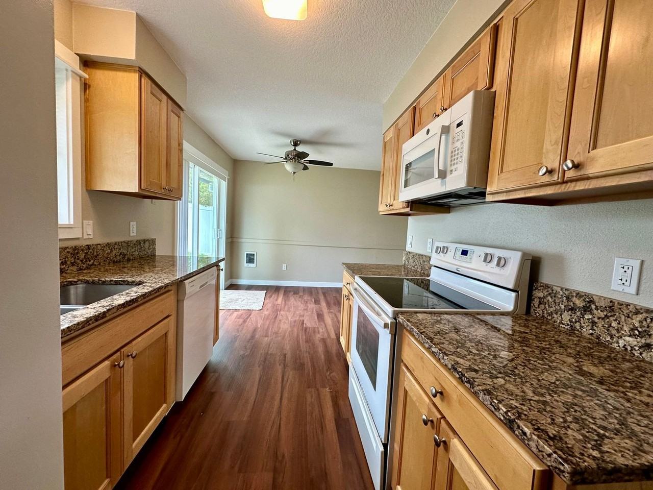 1098 Sw Hensley Rd - Photo 7 of 24