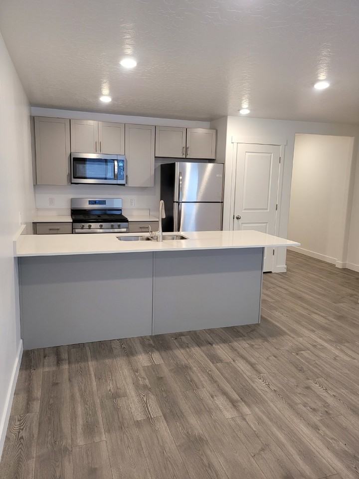 1132 E Trident Dr - Photo 3 of 26