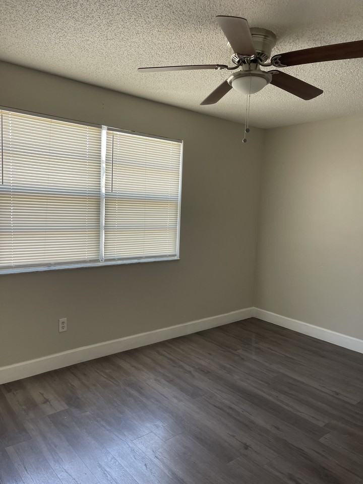 148 Douglas Rd W #F - Photo 2 of 14