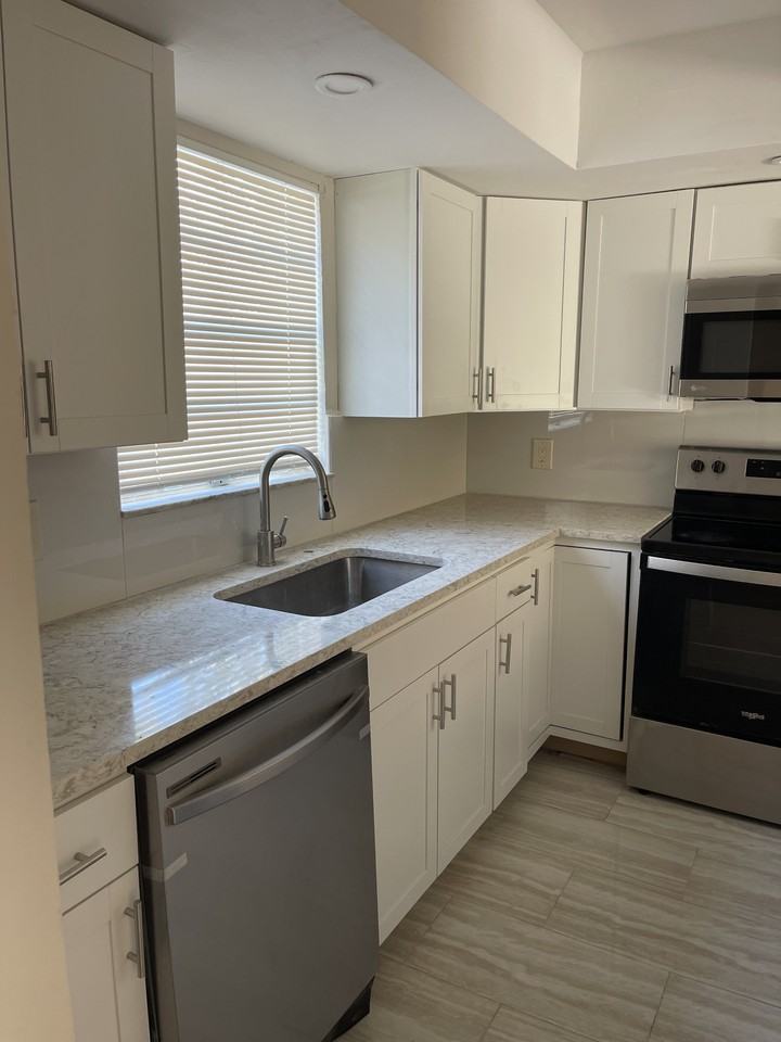 148 Douglas Rd W #F - Photo 4 of 14