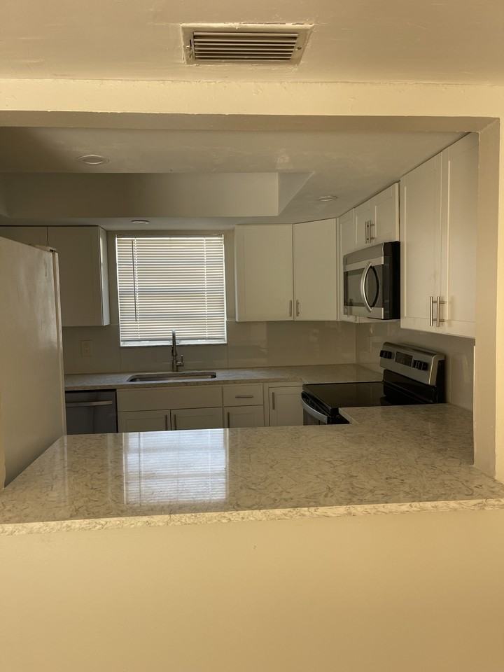 148 Douglas Rd W #F - Photo 5 of 14