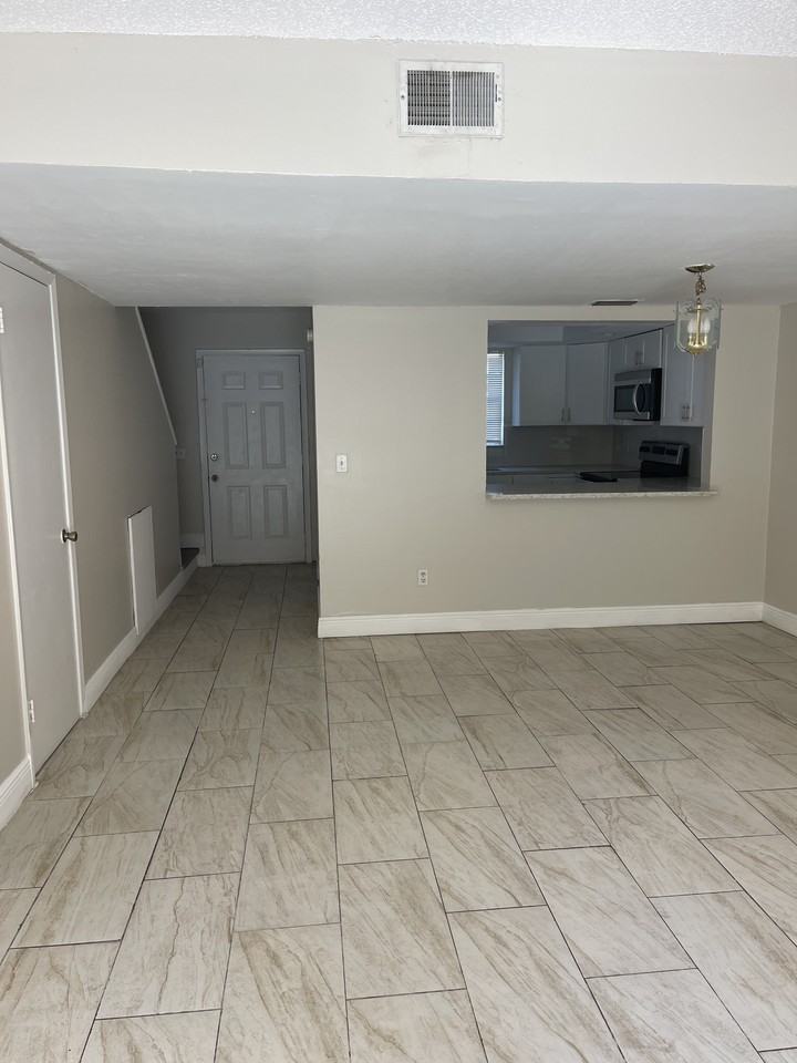 148 Douglas Rd W #F - Photo 6 of 14