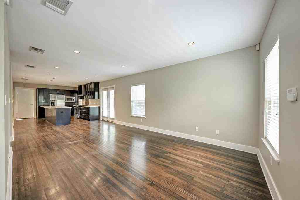 1014 E 14th St #1 - Photo 2 of 30