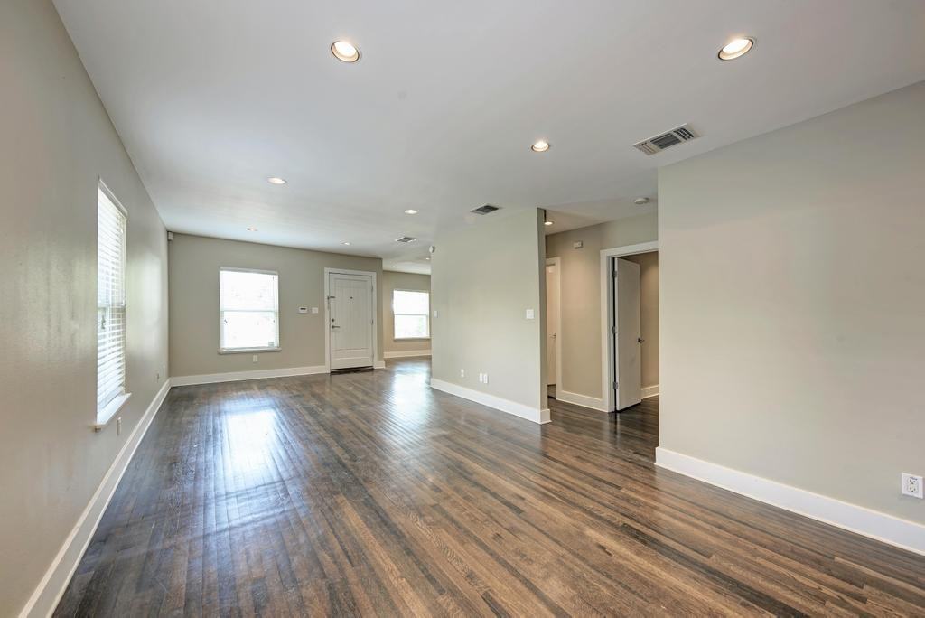 1014 E 14th St #1 - Photo 4 of 30