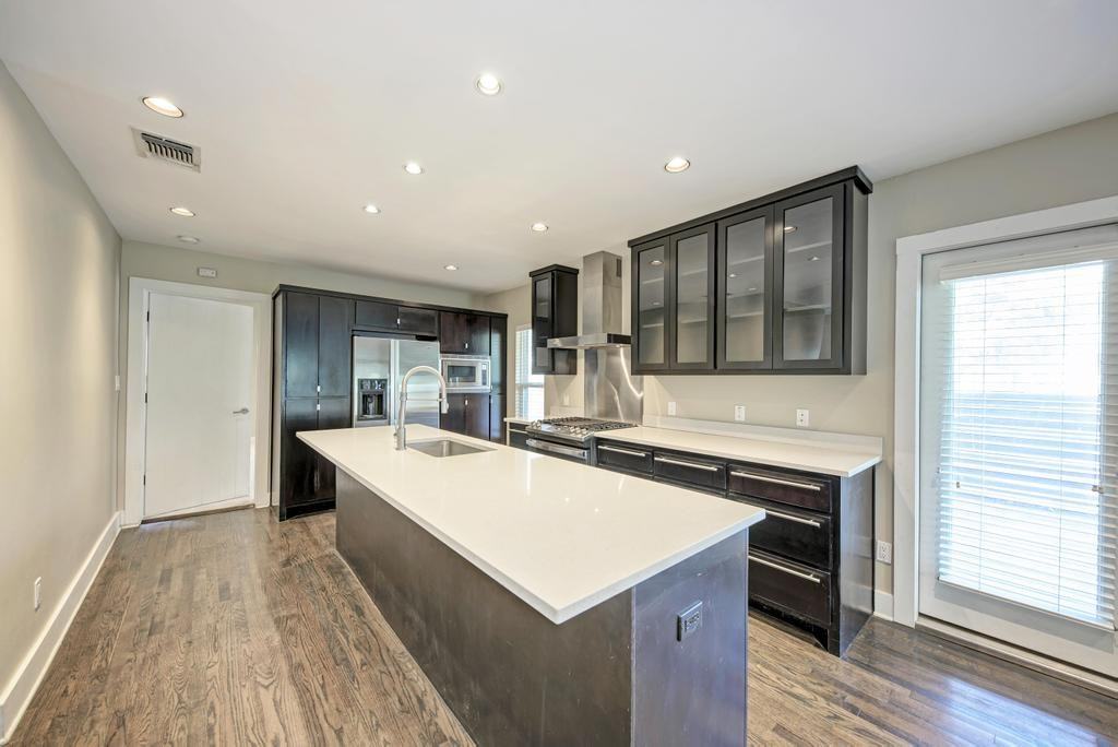 1014 E 14th St #1 - Photo 7 of 30