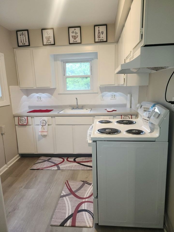 1448 Franklin Ave - Photo 3 of 7