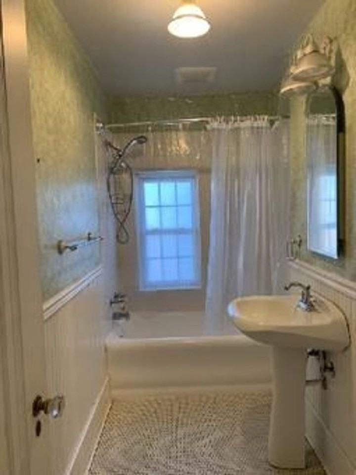 225 W Kent Rd - Photo 7 of 26