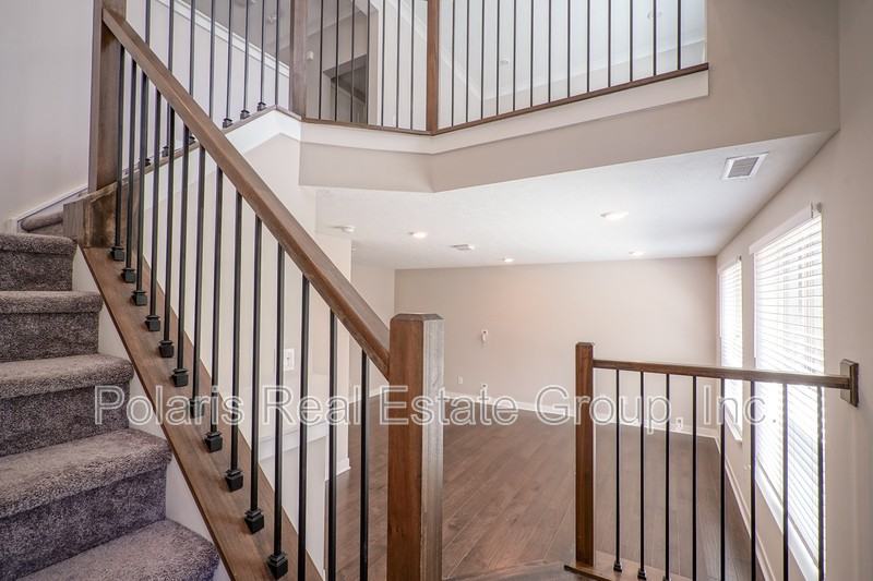 8239 Bostic Dr - Photo 3 of 37