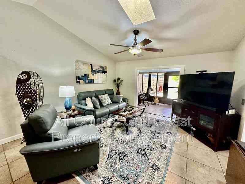 315 40th Ct W - Photo 2 of 12