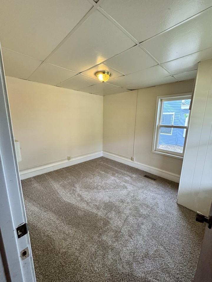 611 Irvine Ave Nw #1 - Photo 3 of 10