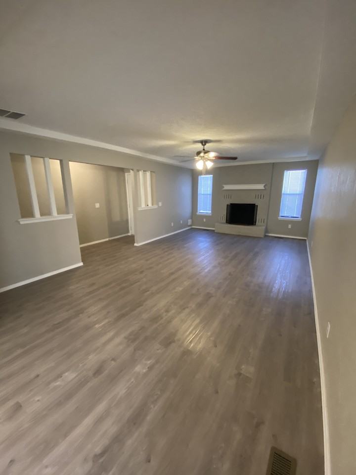 10400 Exter Ave - Photo 2 of 11