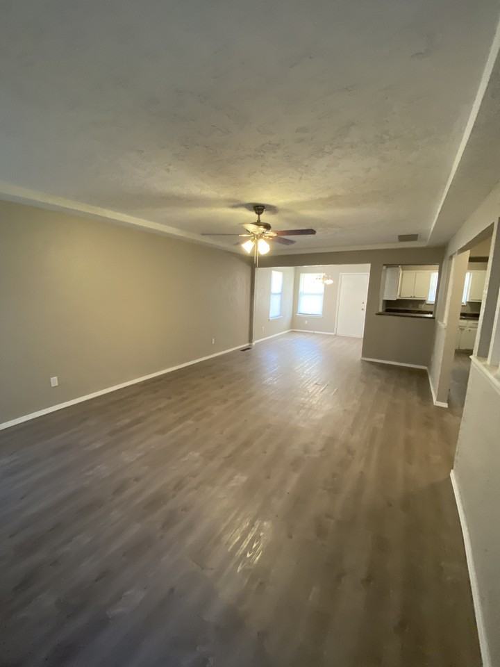 10400 Exter Ave - Photo 3 of 11