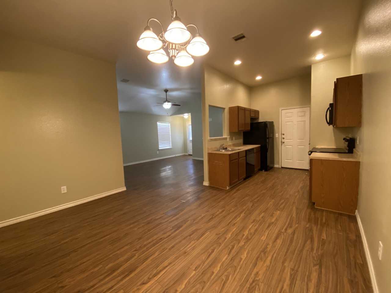 1103 Maple St - Photo 2 of 9