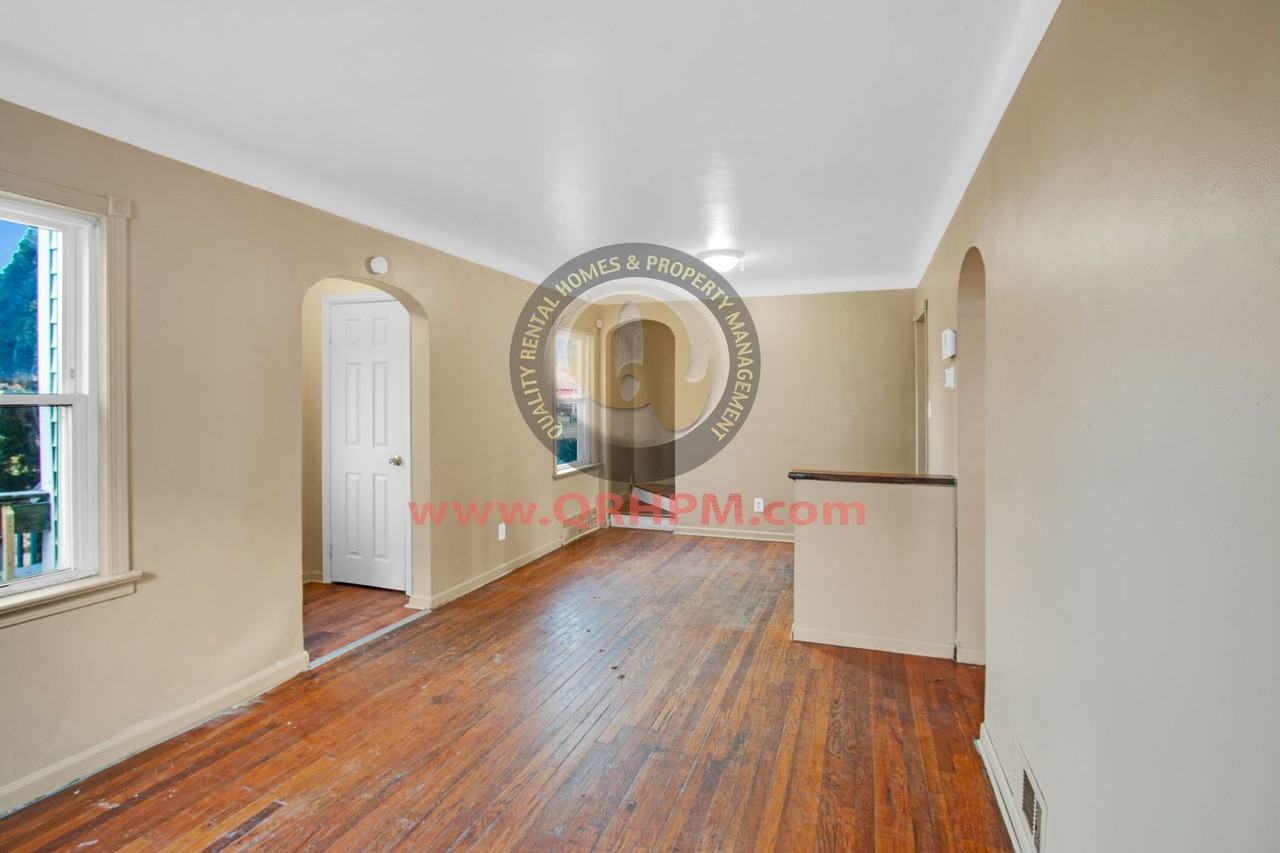 1029 Simcoe Ave - Photo 3 of 10