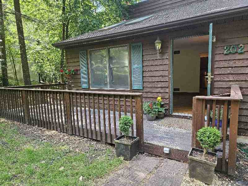 202 Greenbriar Cir - Photo 2 of 34