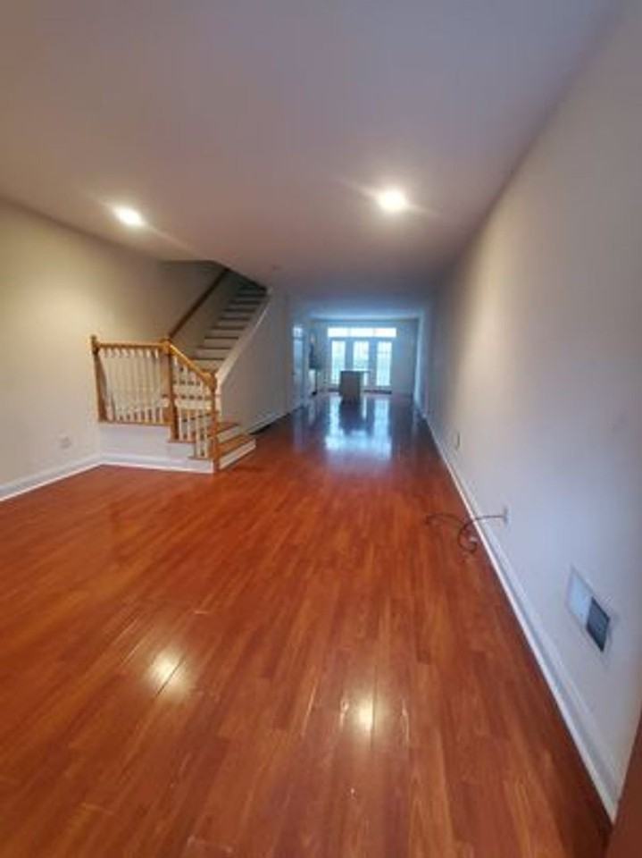 1736 Catharine St - Photo 3 of 39