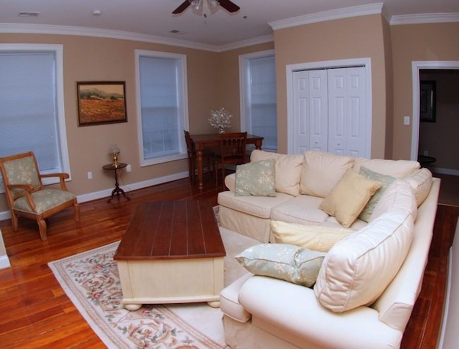 194 E. Lee Street - Photo 2 of 7