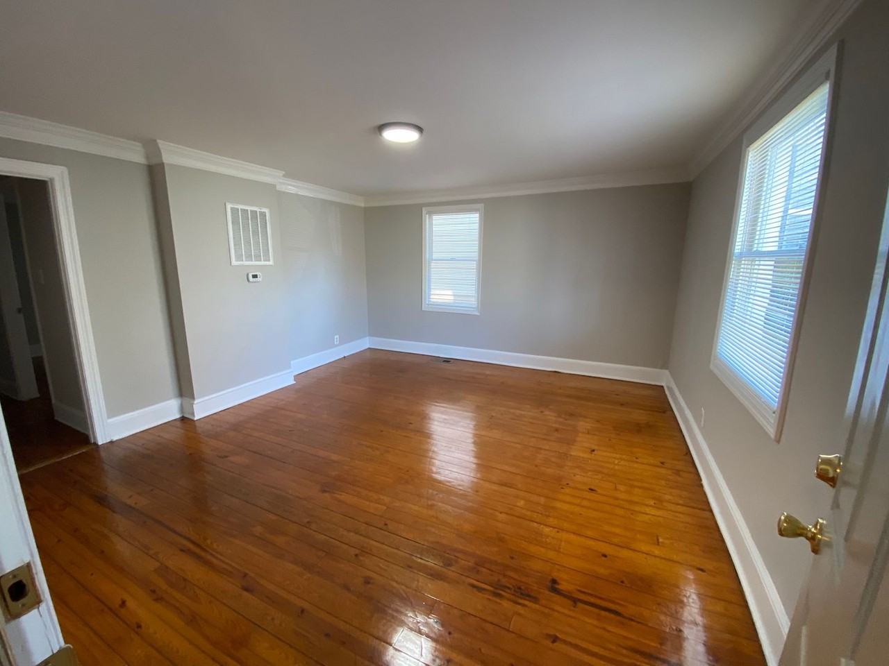 95 Alexandria Pike - Photo 2 of 13