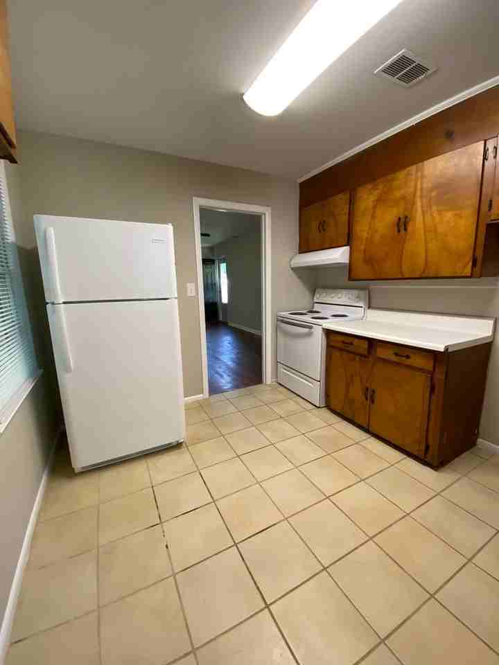 190 Midway Rd - Photo 3 of 11