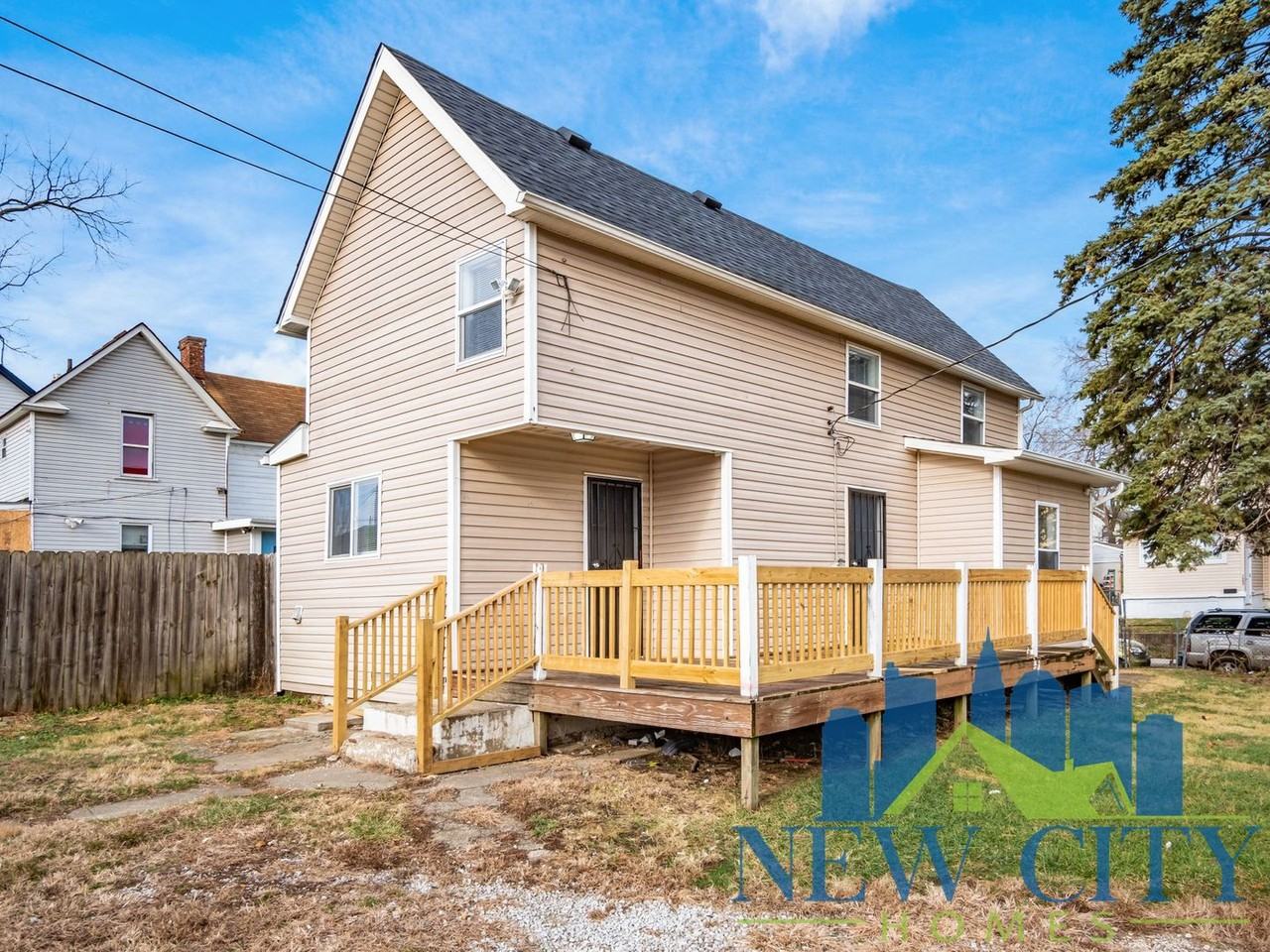 1547 Safford Ave - Photo 3 of 21