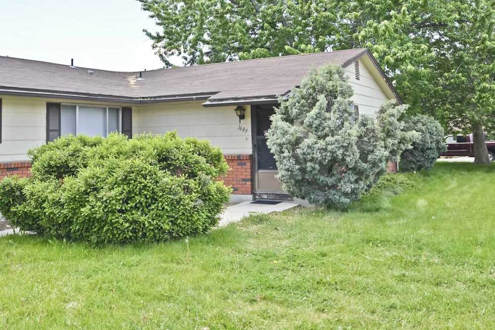 1689 S Phillippi St - Photo 2 of 13