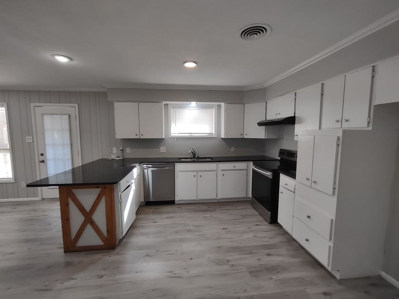 2115 66th St - Photo 5 of 35
