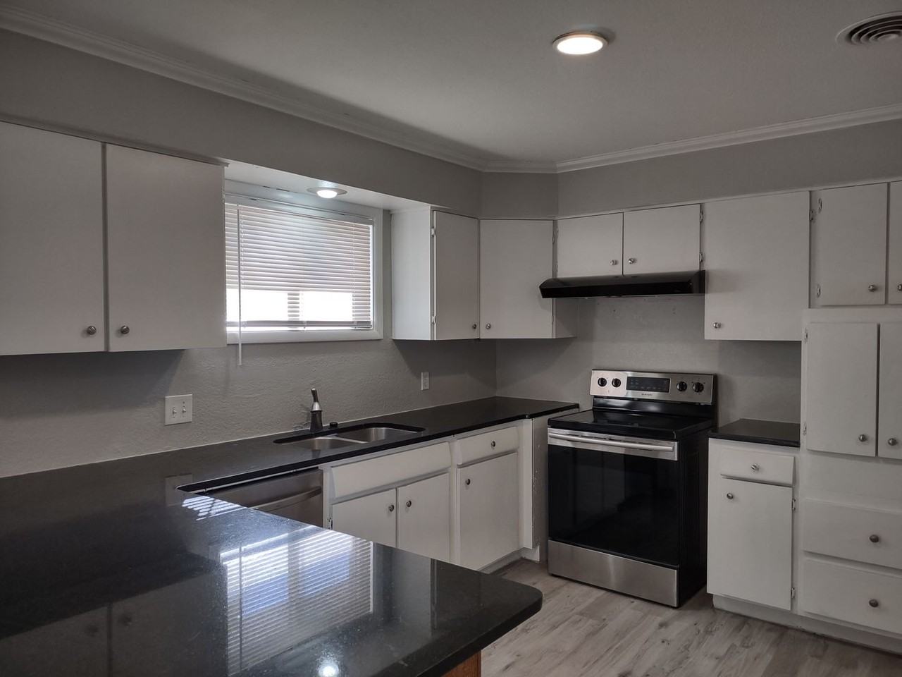 2115 66th St - Photo 7 of 35